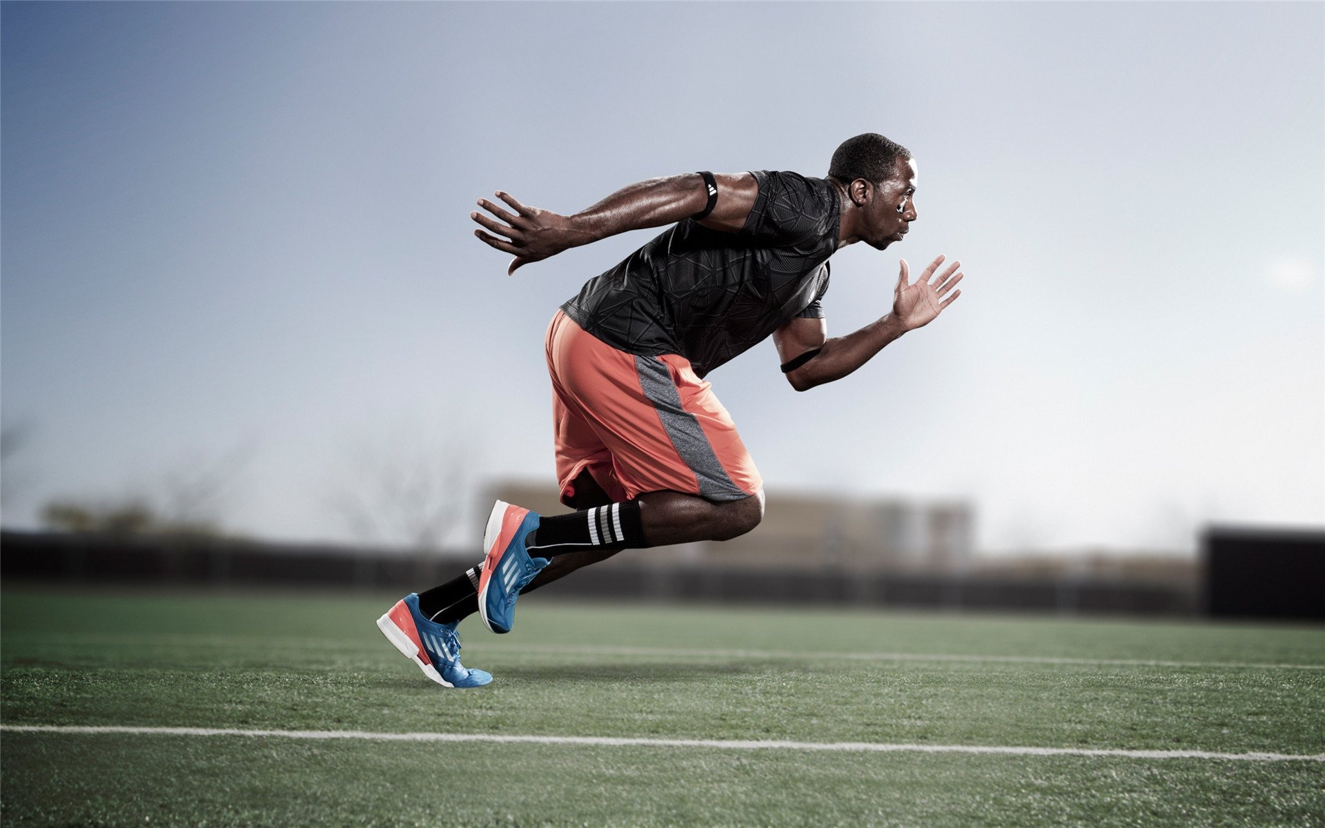 五大联赛是否鼓励中场球员提前站位覆盖断球线路，五大联赛中锋